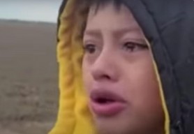 Moment emoționat când un copil migrant abandonat se apropie în lacrimi de un polițist de frontieră din SUA: „Mă puteți ajuta, vă rog?"